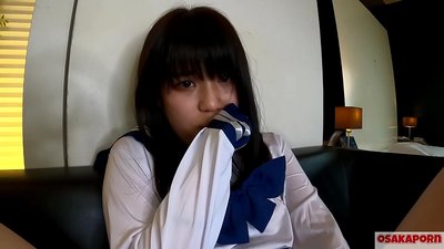 18 metų japonų mergina su mažomis krūtimis purkštauja ir patiria orgazmą dulkindama pirštais ir sekso žaisliuku. Azijietė mergina su mokykliniu cosplay kostiumu atlieka blowjobs mėgėjiškame vaizdo įraše. Mao 7 OSAKAPORN.
